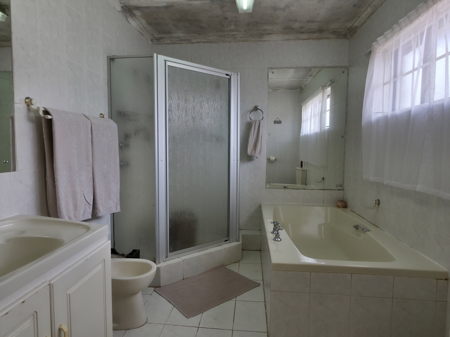 4 Bedroom Property for Sale in Noorsekloof Eastern Cape